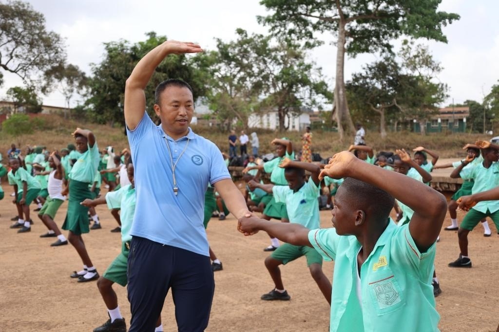 2月20日，在塞拉利昂首都弗里敦，來自塞拉利昂大學(xué)孔子學(xué)院的武術(shù)教師劉偉在為當(dāng)?shù)貙W(xué)生上武術(shù)課。