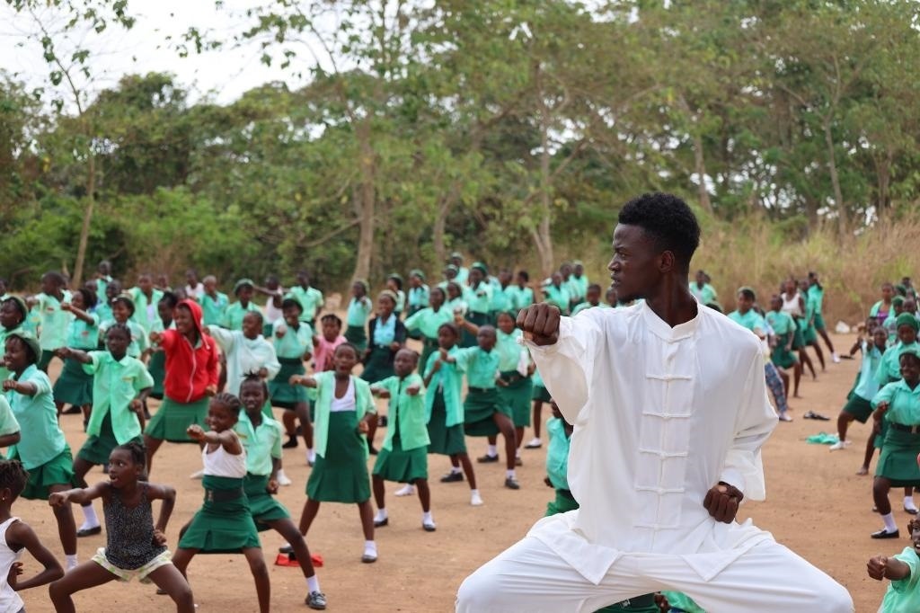 2月20日，在塞拉利昂首都弗里敦，當(dāng)?shù)貙W(xué)生在上武術(shù)課。