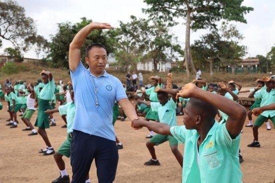 2月20日，在塞拉利昂首都弗里敦，來自塞拉利昂大學(xué)孔子學(xué)院的武術(shù)教師劉偉在為當(dāng)?shù)貙W(xué)生上武術(shù)課。