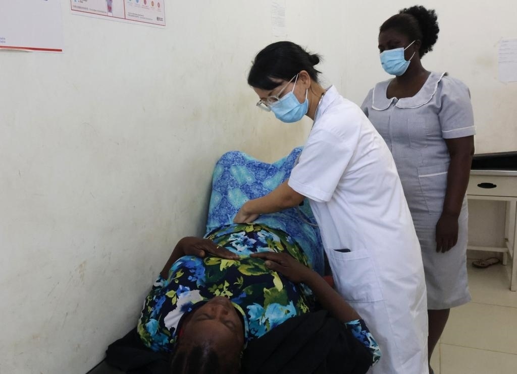 2023年2月27日，在塞拉利昂首都弗里敦，一名中國醫(yī)療隊(duì)的醫(yī)生正在為患者檢查身體。