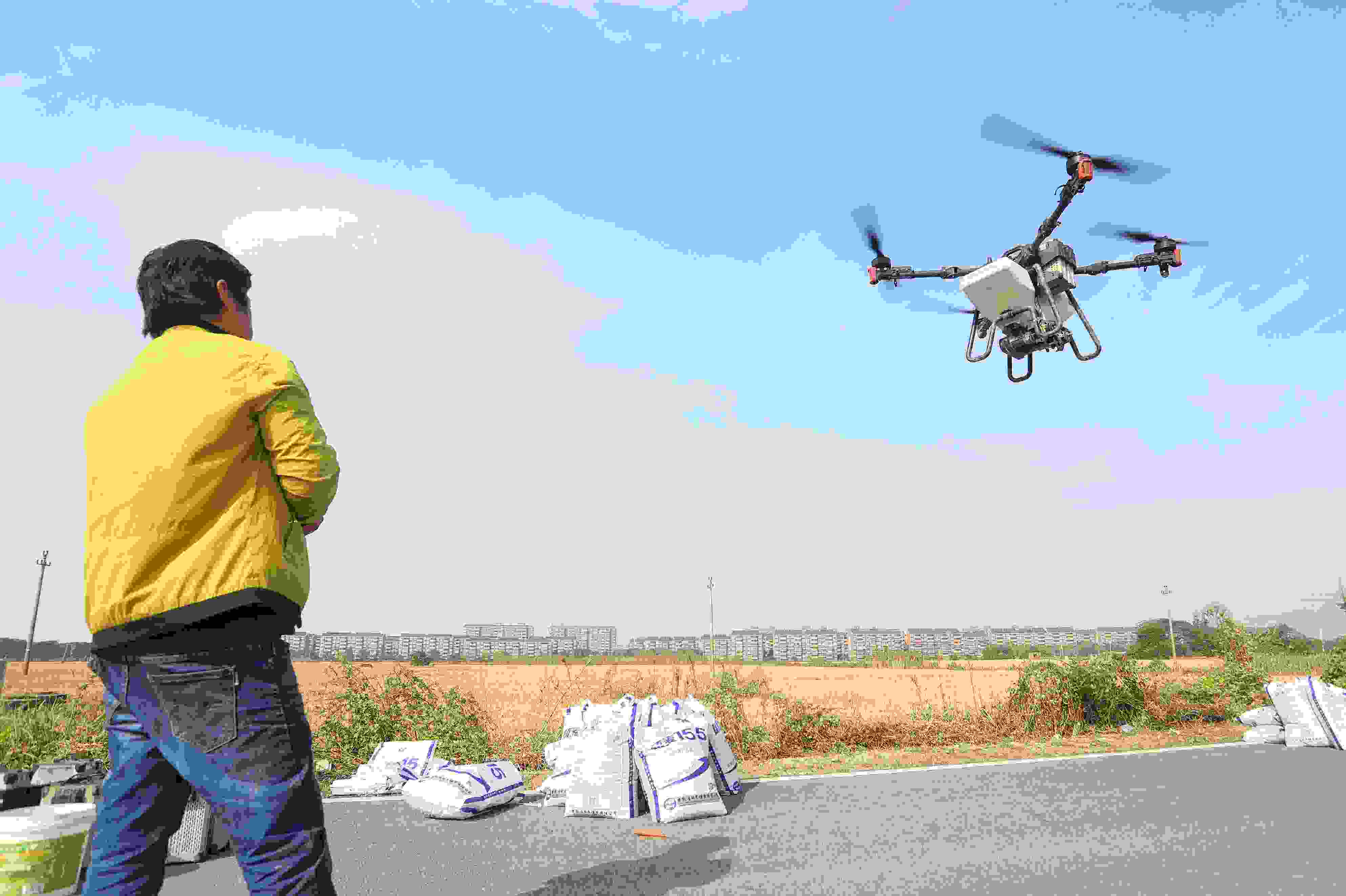 2023年11月15日，浙江嘉興，南湖區(qū)七星街道一處農(nóng)田里，農(nóng)民操縱無(wú)人機(jī)進(jìn)行冬小麥飛播。