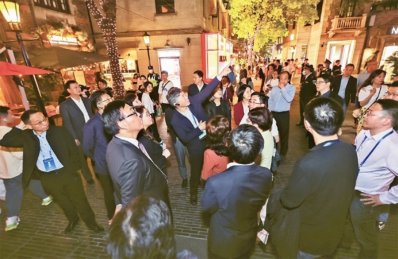 2023年4月18日，全國無黨派人士考察團(tuán)來到位于上海市黃浦區(qū)的上海新天地開放式街區(qū)考察夜經(jīng)濟(jì)。 新華社記者 王翔/攝