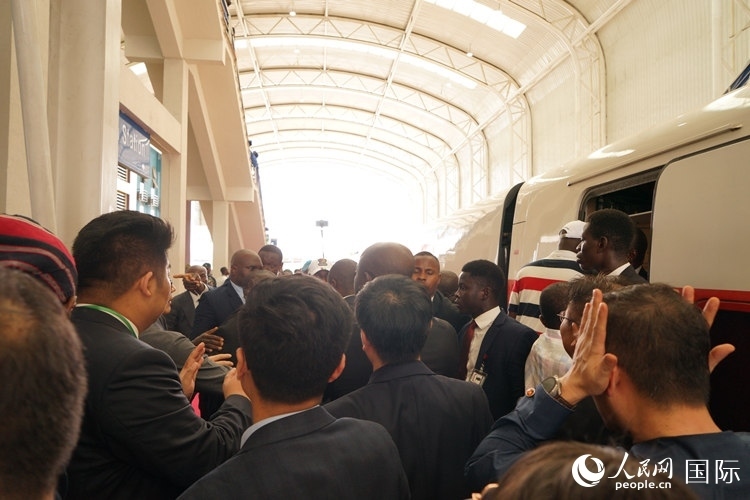 人們爭相前往紅線試乘。人民網(wǎng)記者 姜宣攝