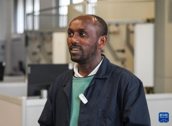 2月15日，在亞的斯亞貝巴的埃塞俄比亞聯(lián)邦職業(yè)技術(shù)培訓(xùn)學(xué)院，魯班工坊當(dāng)?shù)亟處熂s納斯·阿凱萊（中文名艾友涵）接受新華社采訪(fǎng)。