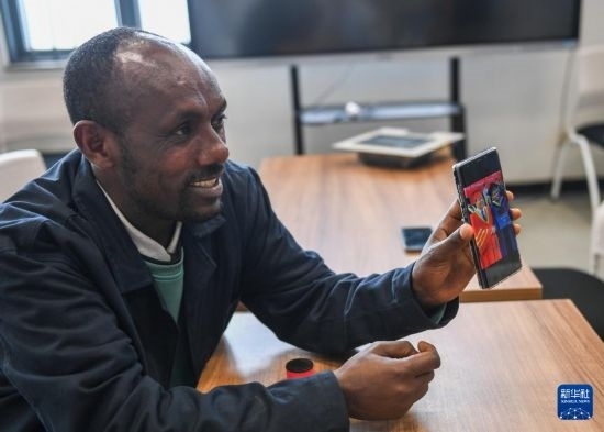 2月15日，在亞的斯亞貝巴的埃塞俄比亞聯(lián)邦職業(yè)技術(shù)培訓(xùn)學(xué)院，魯班工坊當(dāng)?shù)亟處熂s納斯·阿凱萊（中文名艾友涵）展示在中國(guó)學(xué)習(xí)時(shí)的照片。