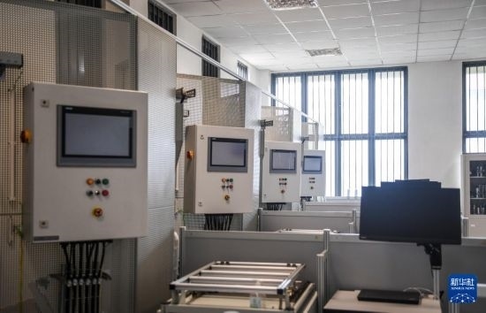 這是2月15日在亞的斯亞貝巴的埃塞俄比亞聯(lián)邦職業(yè)技術(shù)培訓(xùn)學(xué)院魯班工坊內(nèi)拍攝的機(jī)電一體化設(shè)備。