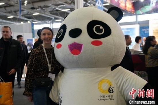 3月5日，2024年柏林國際旅游交易會(ITB)在柏林會展中心拉開帷幕。以“你好！中國”為主題的中國展區(qū)當日亮相展會。圖為觀眾與大熊貓人偶合影。中新社記者 馬秀秀 攝
