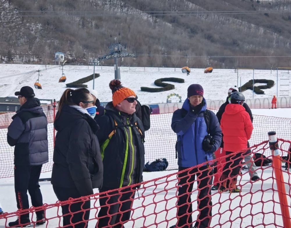 ?皮埃爾·杜邦（左三）在比賽現(xiàn)場(chǎng)。新華社記者 王沁鷗 攝