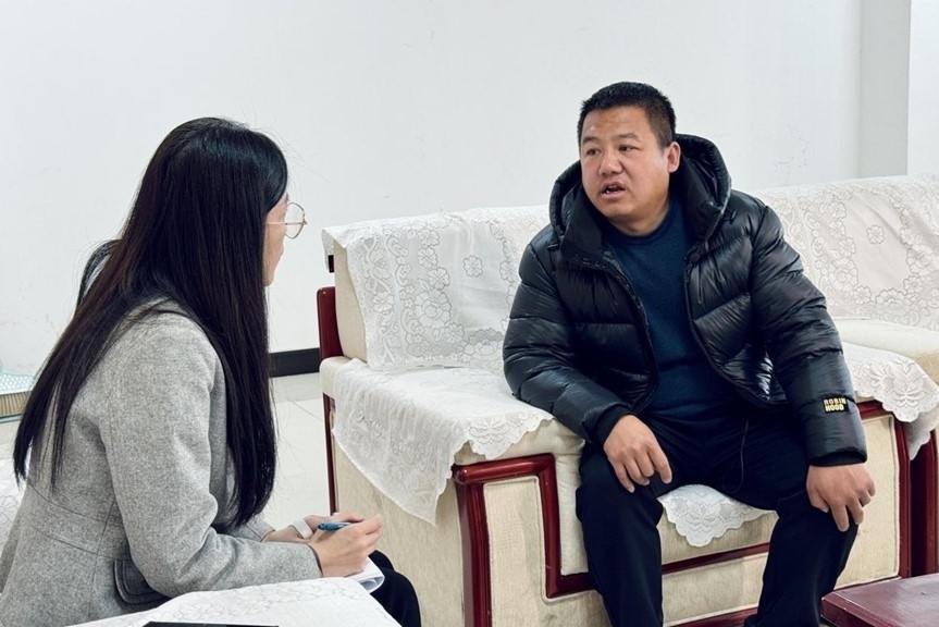 人民網(wǎng)記者采訪“在水一方”小區(qū)住戶。人民網(wǎng) 高清揚(yáng)攝