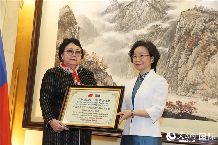 沈大使向?qū)殑跔柆敚ㄗ螅┟貢L(zhǎng)轉(zhuǎn)交捐款。人民網(wǎng)記者 霍文攝