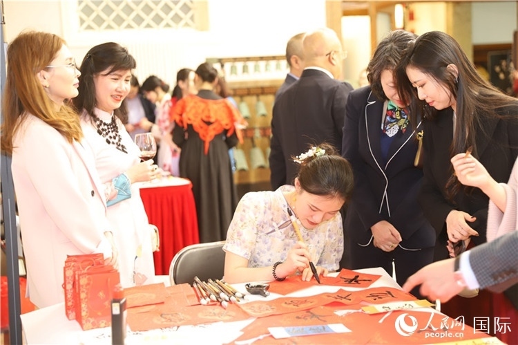 現(xiàn)場(chǎng)書法體驗(yàn)。人民網(wǎng)記者 霍文攝