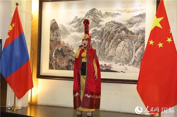 呼麥演唱。人民網(wǎng)記者 霍文攝