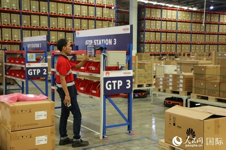 華為5G智能倉(cāng)庫(kù)里，工作人員正在利用智能系統(tǒng)辦公。人民網(wǎng)記者 曹師韻攝