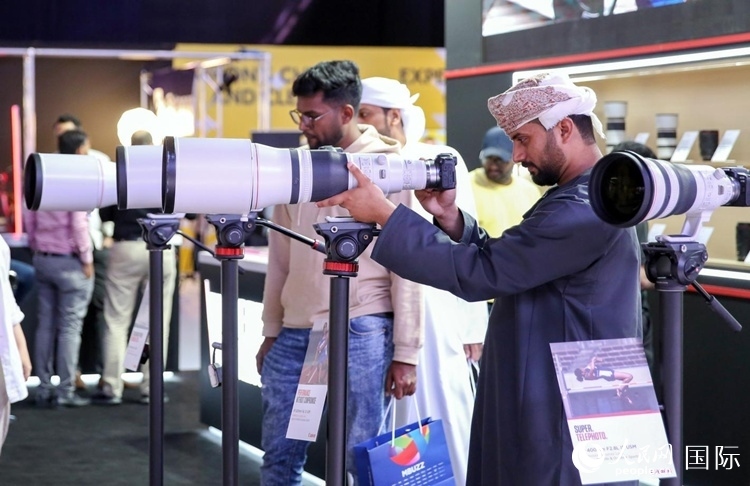 參觀者在體驗(yàn)攝影設(shè)備。人民網(wǎng)塔里克·易卜拉欣攝