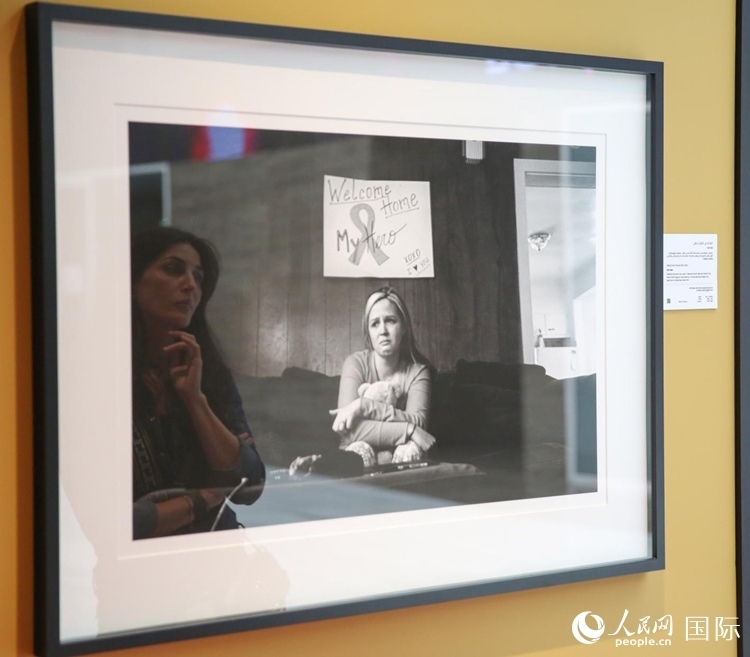 一名觀眾在觀賞攝影作品。人民網(wǎng)塔里克·易卜拉欣攝