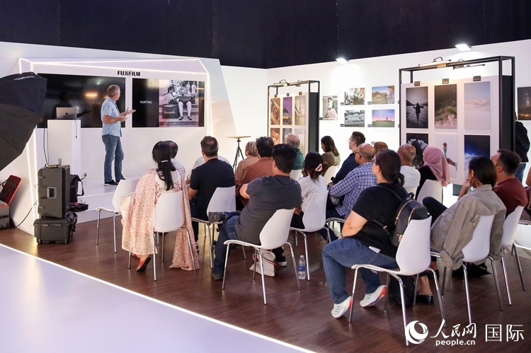 觀眾在參加攝影講座。人民網(wǎng)塔里克·易卜拉欣攝
