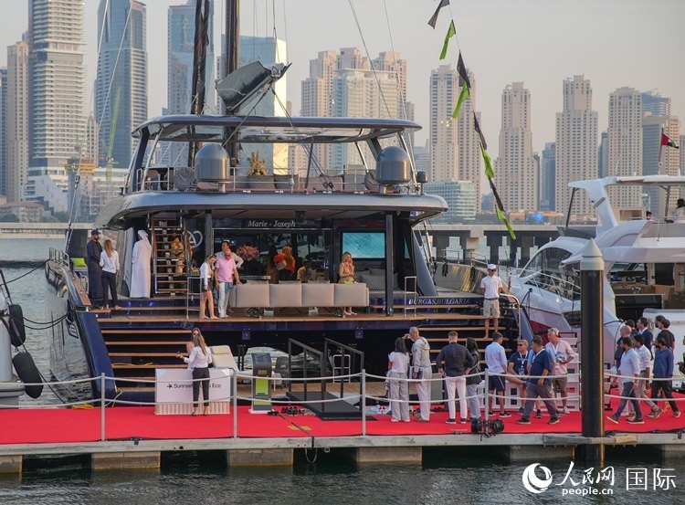 觀眾在參觀游艇。人民網 塔里克·易卜拉欣攝