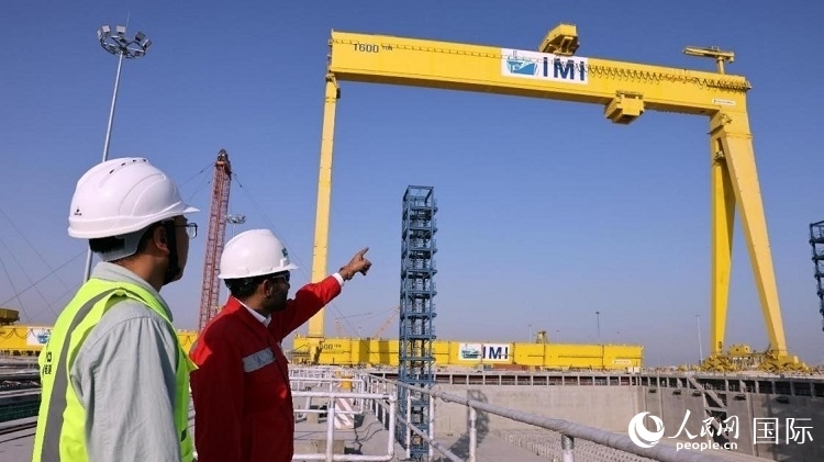 工作人員查看龍門吊情況。人民網(wǎng)記者管克江攝