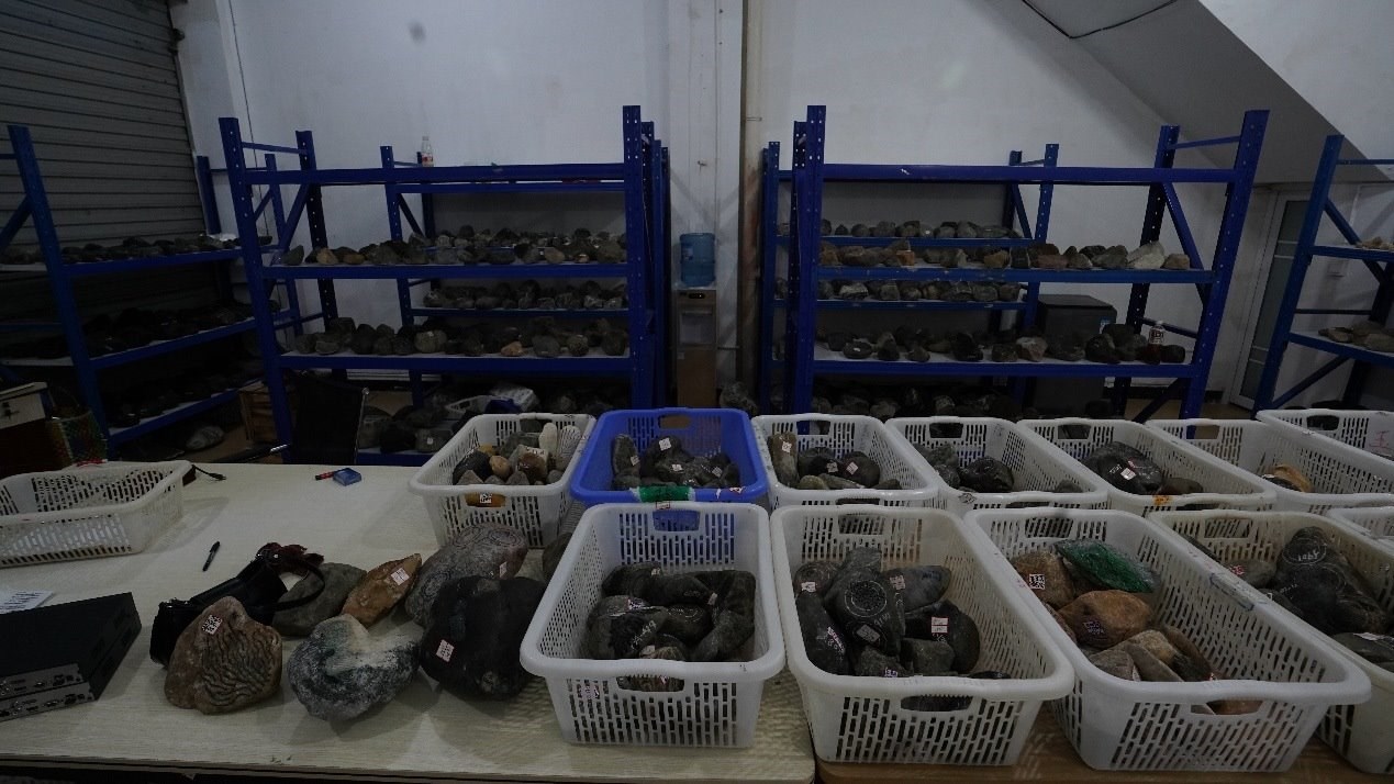 民警突入窩點(diǎn)后查獲的各種“翡翠原石”（武漢市公安局武昌區(qū)分局供圖）