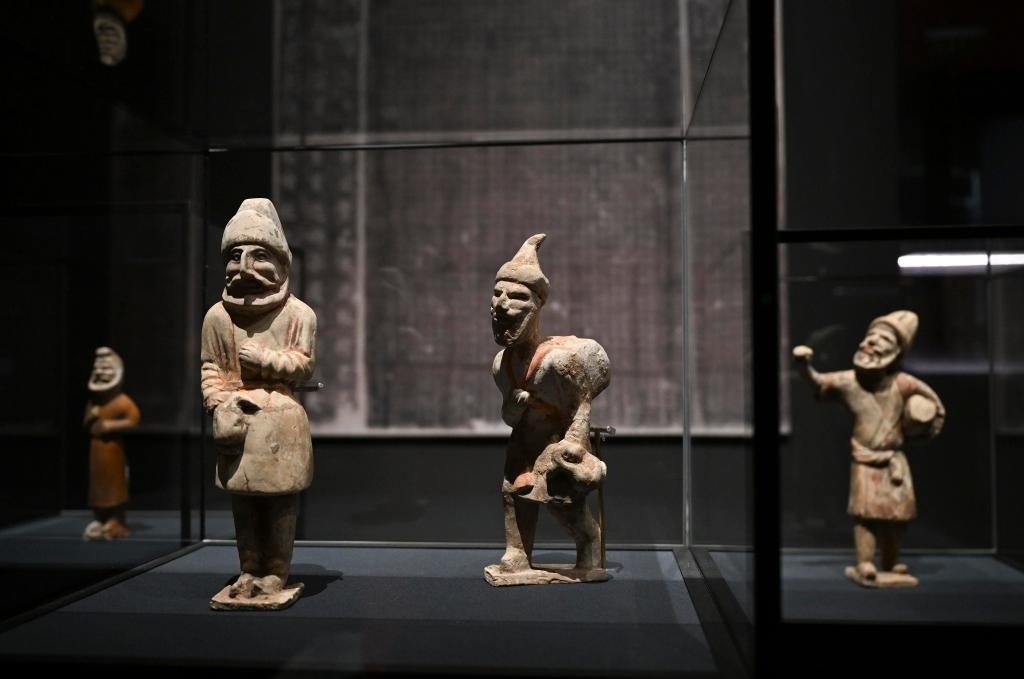 “歷史之遇——中國(guó)與西亞古代文明交流展”于1月12日至4月11日在故宮午門(mén)正殿展廳舉行。這是展出的陶彩繪人俑（1月10日攝）。新華社記者金良快攝