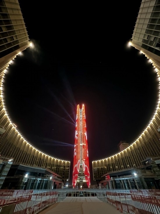  2024年2月9日，埃及開羅以東建設(shè)中的埃及新行政首都中央商務(wù)區(qū)項(xiàng)目上演燈光秀，迎接龍年春節(jié)。新華社發(fā)（黎炳宏攝）