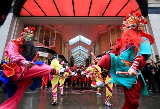  2024年2月10日，來(lái)自廣東普寧的英歌舞團(tuán)演員在英國(guó)倫敦伯靈頓拱廊街表演英歌舞。新華社記者 李穎 攝