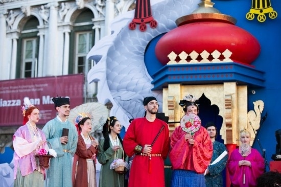  2024年2月13日，在意大利威尼斯，志愿者身著漢服進(jìn)行表演。新華社記者 李京 攝