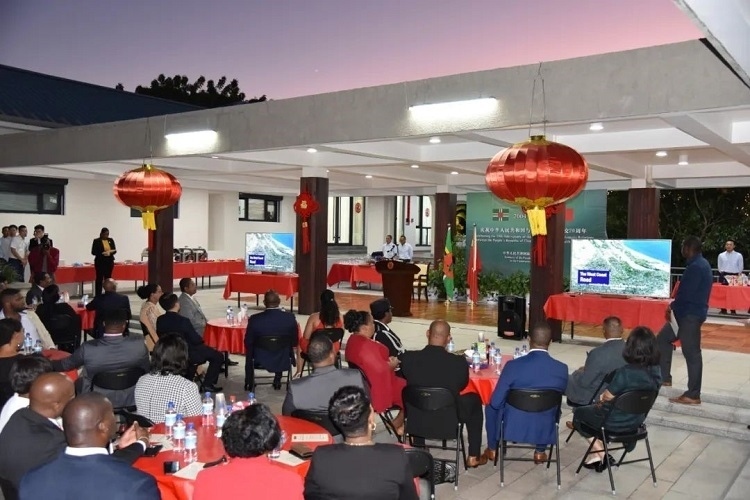 當(dāng)?shù)貢r間3月13日，慶祝中國與多米尼克建交20周年招待會在中國駐多大使館舉行。中國駐多米尼克大使館供圖