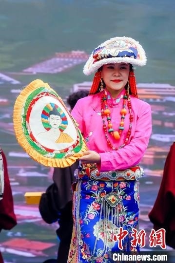 圖為身著民族服飾的演員們展示果洛特色產(chǎn)品。 果洛州文體旅游廣電局 供圖