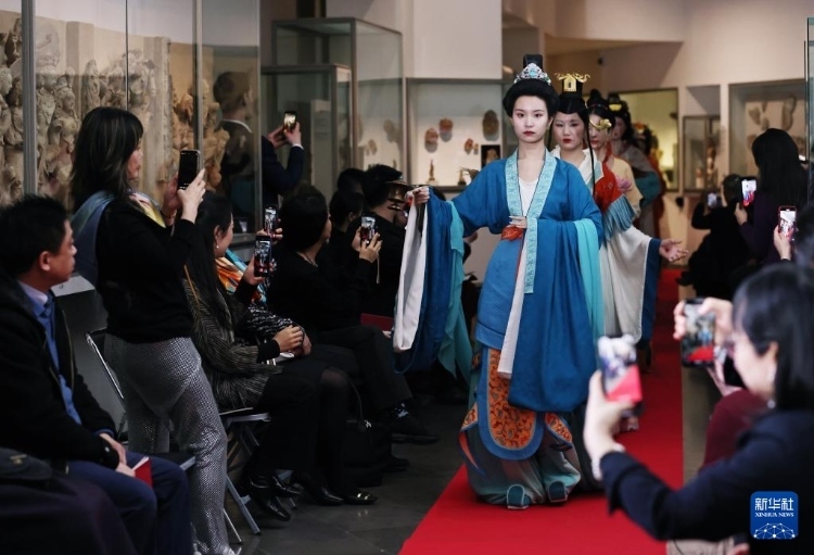 3月13日，在位于法國巴黎的吉美國立亞洲藝術(shù)博物館，模特展示敦煌復(fù)原服飾。新華社記者 高靜 攝