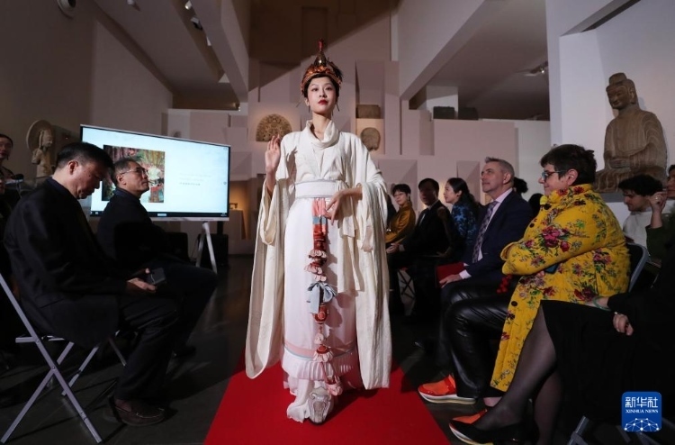 3月13日，在位于法國巴黎的吉美國立亞洲藝術(shù)博物館，模特展示敦煌復(fù)原服飾。新華社記者 高靜 攝