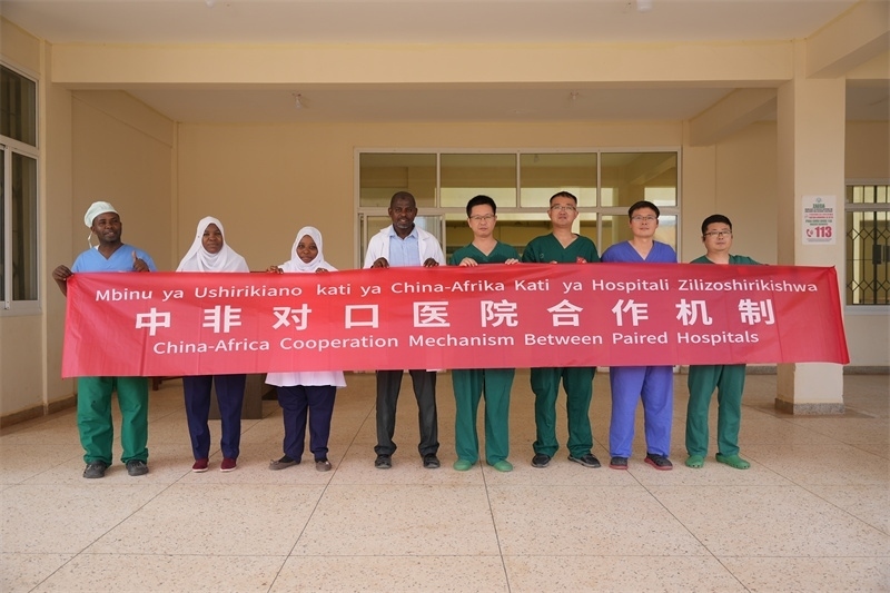 醫(yī)療隊(duì)隊(duì)隊(duì)員和基文吉區(qū)醫(yī)院院長(zhǎng)（左四）及醫(yī)護(hù)人員合影。中國(guó)援桑醫(yī)療隊(duì)供圖