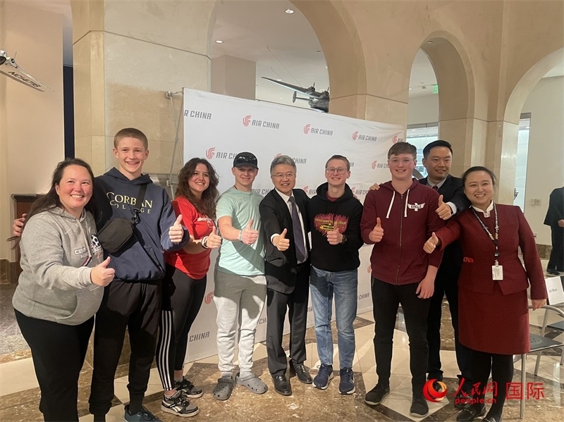 師生們出發(fā)前與國航工作人員合影留念。人民網(wǎng)記者 鄧圩攝