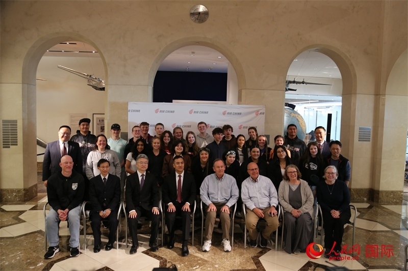 美國高中學生交流團全體與前來送行的各方代表合影。人民網(wǎng)記者 鄧圩攝