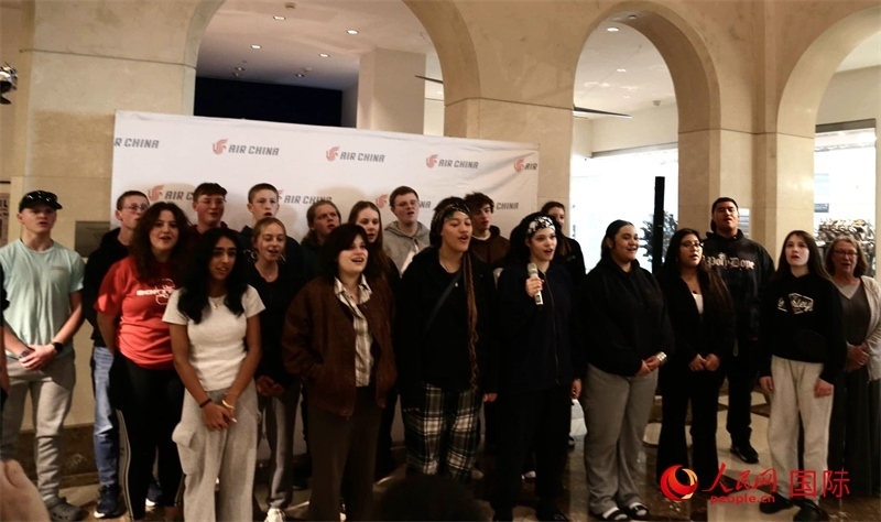 全體美國高中生合唱《希望的田野》。人民網(wǎng)記者 鄧圩攝