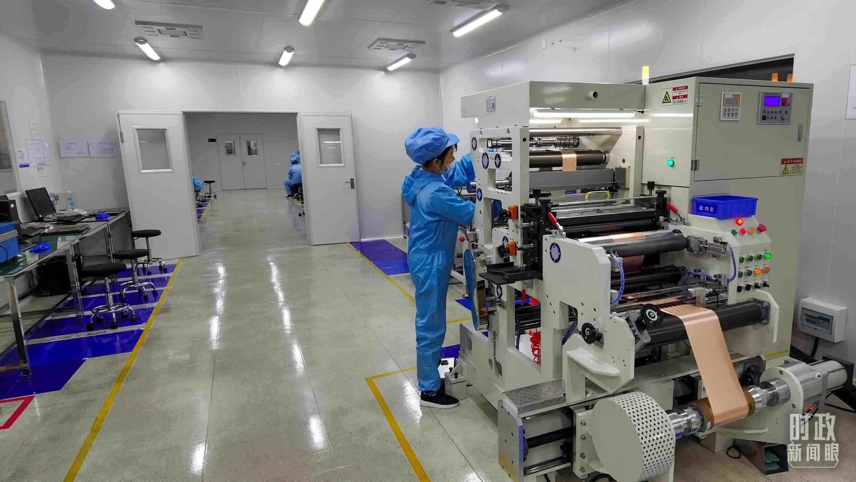 △企業(yè)員工將冷壓后的極片裁出規(guī)定尺寸，用于鋰電池制作。（總臺央視記者郭鴻拍攝）