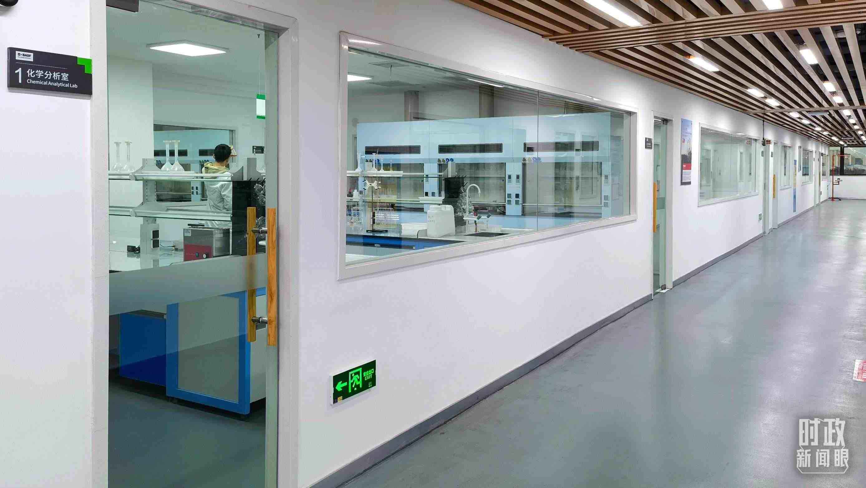 △巴斯夫杉杉電池材料有限公司化學分析室。（總臺央視記者石丞拍攝）