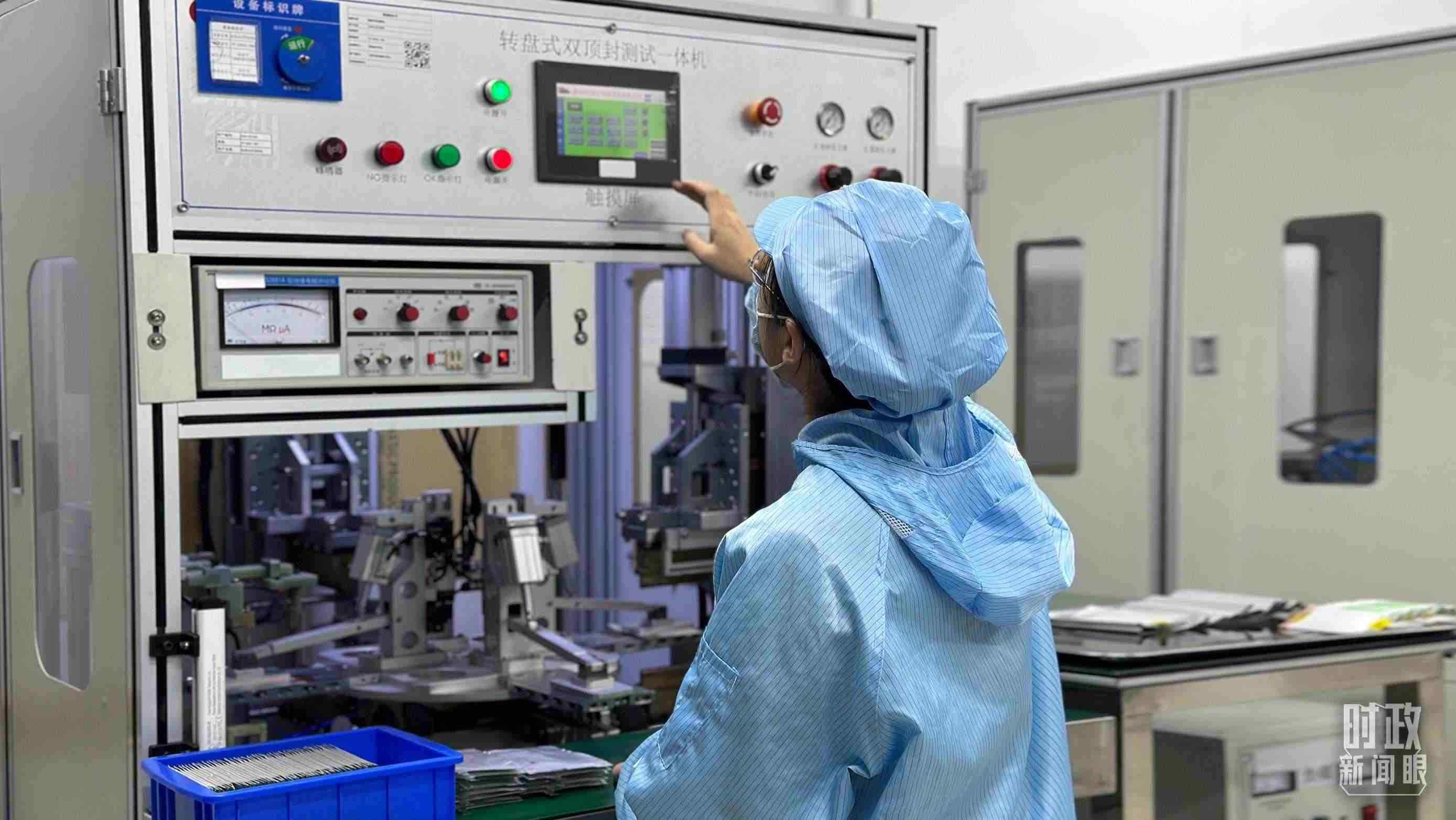 △企業(yè)電池技術中心內，員工正在進行電池封裝。（總臺央視記者盧心雨拍攝）