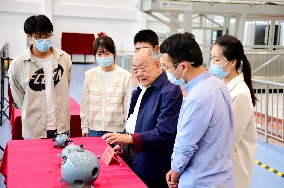 楊士莪院士在實(shí)驗(yàn)室指導(dǎo)學(xué)生。哈爾濱工程大學(xué)供圖