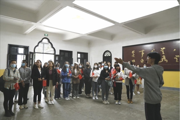 2021年5月20日，少數(shù)民族學(xué)生在湖南第一師范學(xué)院進(jìn)行紅色研學(xué)活動，共同追尋那段紅色歲月的足跡。