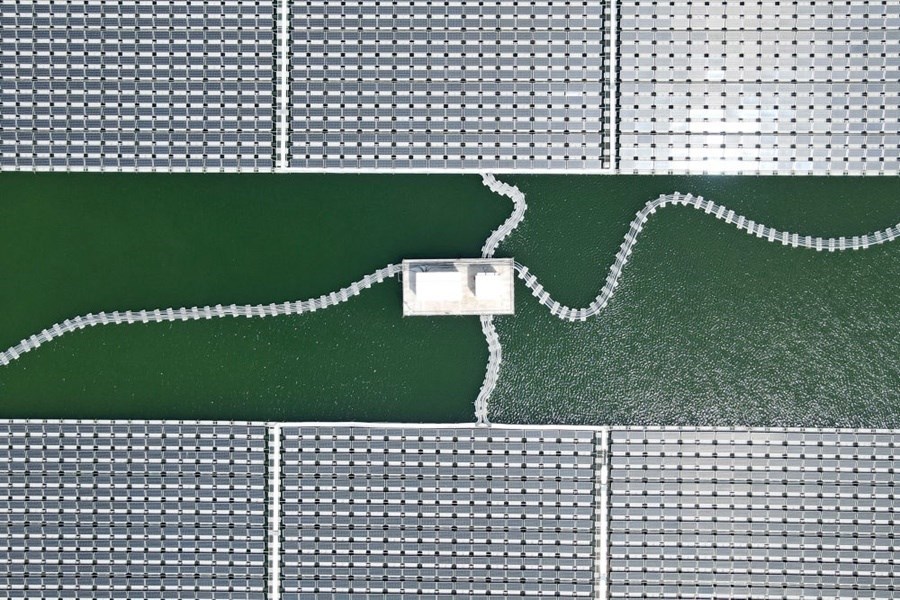 2022年8月25日拍攝的潁上縣毛圩水上光伏電站（無人機(jī)照片）。近年來，安徽省阜陽(yáng)市潁上縣古城鎮(zhèn)積極推進(jìn)采煤沉陷區(qū)治理工作，將昔日的采煤沉陷區(qū)建設(shè)成水上光伏電站，既減少占用土地面積，又能生產(chǎn)清潔能源。