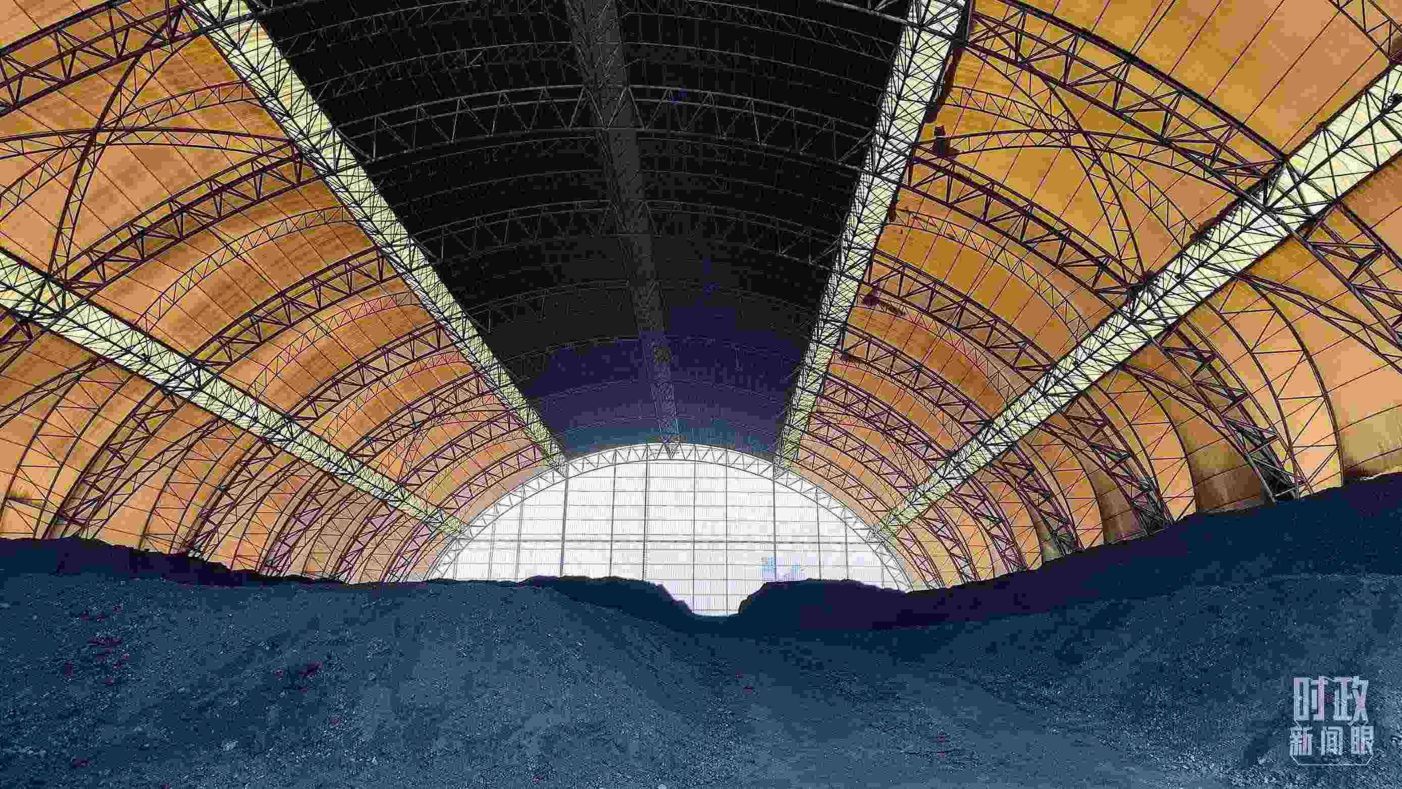 山西瑞光熱電有限責(zé)任公司儲(chǔ)煤場(chǎng)。2022年1月，習(xí)近平來到這里察看煤場(chǎng)儲(chǔ)煤情況。（總臺(tái)央視記者楊立峰拍攝）