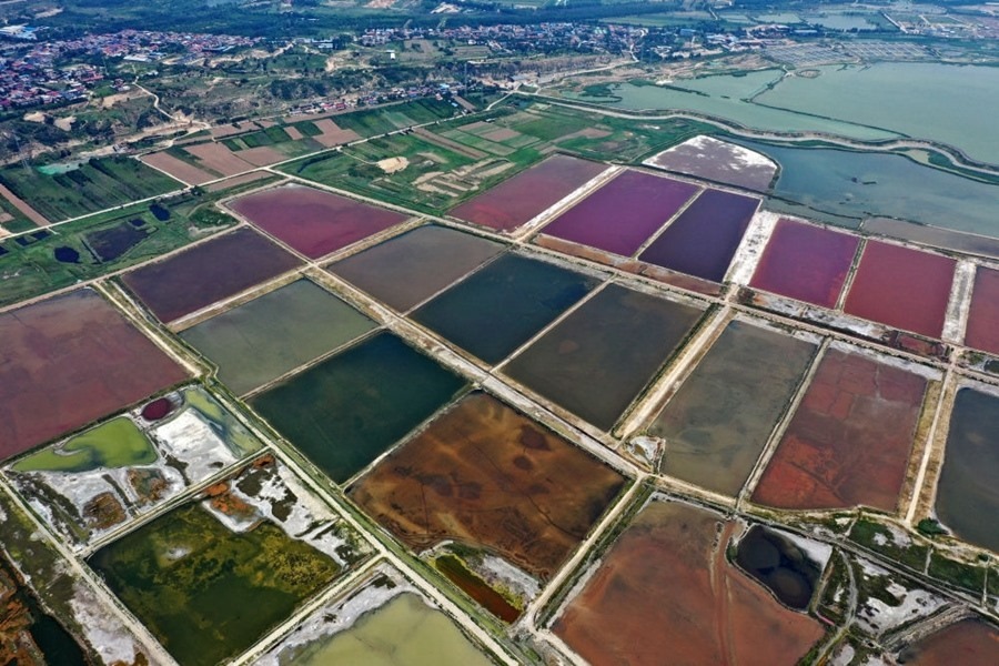 這是2023年7月11日拍攝的山西運(yùn)城鹽湖一角（無人機(jī)照片）。按照“生態(tài)優(yōu)先、保護(hù)為主、適度開發(fā)”的原則，2020年9月，運(yùn)城市全面停止鹽湖范圍內(nèi)的工業(yè)生產(chǎn)活動(dòng)。近年來，千年鹽湖正在向生態(tài)保護(hù)、風(fēng)貌重塑、產(chǎn)業(yè)轉(zhuǎn)型、全域旅游的“綠色發(fā)展”轉(zhuǎn)變。