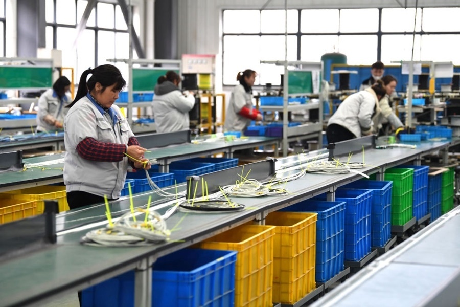 2022年2月16日，工作人員在安徽省滁州市汊河軌道交通裝備產(chǎn)業(yè)園的一家軌道交通裝備企業(yè)生產(chǎn)線上忙碌。安徽省滁州市來安縣汊河鎮(zhèn)地處皖蘇交界，緊鄰南京市江北新區(qū)。近年來，來安縣成為承接南京產(chǎn)業(yè)轉(zhuǎn)移的前沿陣地，汊河這個(gè)曾經(jīng)的傳統(tǒng)農(nóng)業(yè)小鎮(zhèn)緊抓機(jī)遇，開始深度融入長(zhǎng)三角，參與產(chǎn)業(yè)協(xié)作分工。產(chǎn)業(yè)園吸引了越來越多長(zhǎng)三角地區(qū)軌道交通企業(yè)入駐，形成了鐵路客車、城際軌道零部件研發(fā)、生產(chǎn)、銷售的產(chǎn)業(yè)集群。