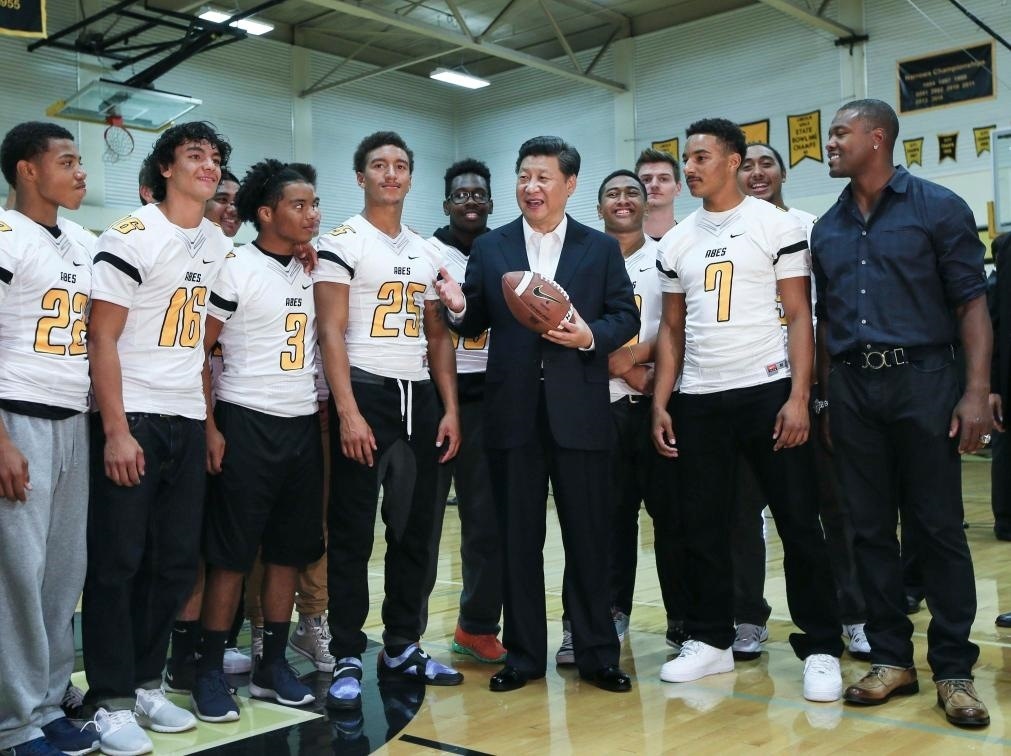 2015年9月23日，國家主席習近平參觀美國塔科馬市林肯中學。這是習近平在學校體育館，同上橄欖球訓練課的學生們親切交談。新華社記者 蘭紅光 攝