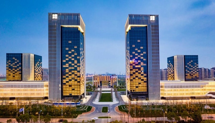 這是2019年3月13日拍攝的位于安徽合肥的中國(guó)聲谷產(chǎn)業(yè)園（無人機(jī)照片）。截至2024年，中國(guó)聲谷入駐企業(yè)超過2000戶，年產(chǎn)值超過2000億元，形成以智能語(yǔ)音及人工智能產(chǎn)業(yè)為核心的新一代信息技術(shù)產(chǎn)業(yè)集群。