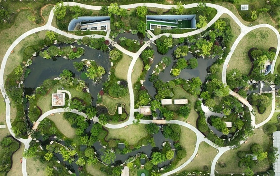 這是2023年6月15日拍攝的以“地上花園+地下治污”設(shè)計(jì)理念建設(shè)的九江市雙溪公園（無人機(jī)照片）。近年來，江西省九江市啟動(dòng)中心城區(qū)水環(huán)境綜合整治工程，通過地下污水治理、岸線生態(tài)修復(fù)、興建“公園式”污水處理廠、城市智慧管網(wǎng)管控等措施，改善水環(huán)境，城市面貌煥然一新。