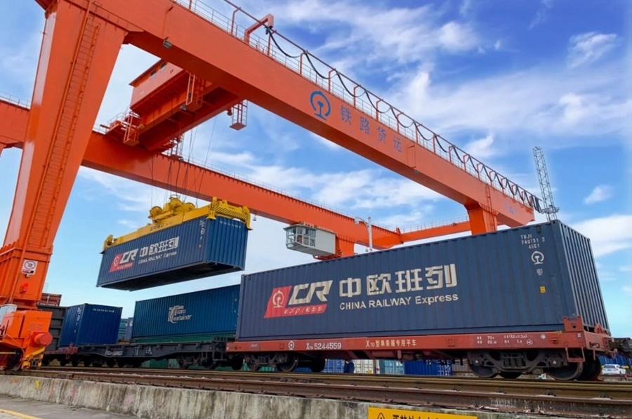 2022年4月29日，在鐵路合肥北站物流基地集裝箱作業(yè)區(qū)，龍門吊吊裝準(zhǔn)備發(fā)運(yùn)的中歐班列集裝箱。