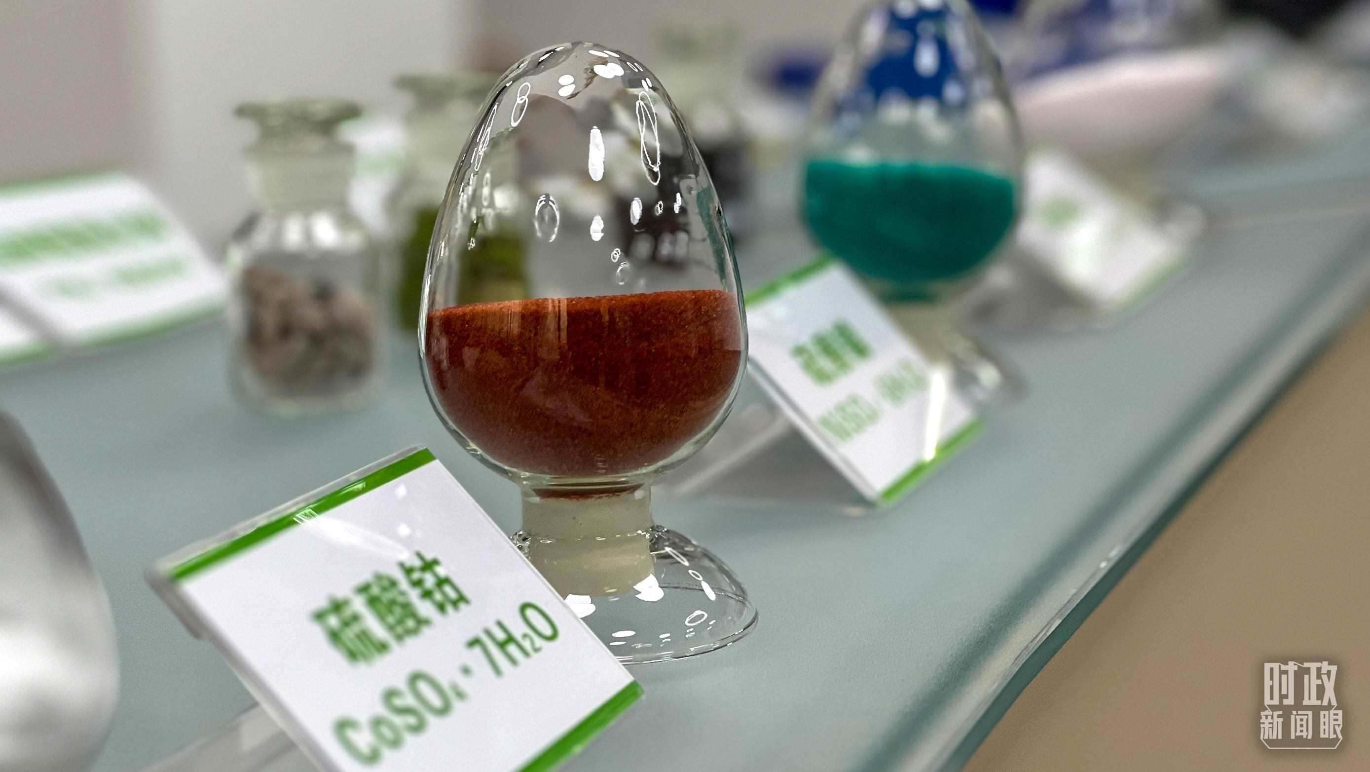 △巴斯夫杉杉電池材料有限公司的產(chǎn)品展示。（總臺(tái)央視記者李煒拍攝）