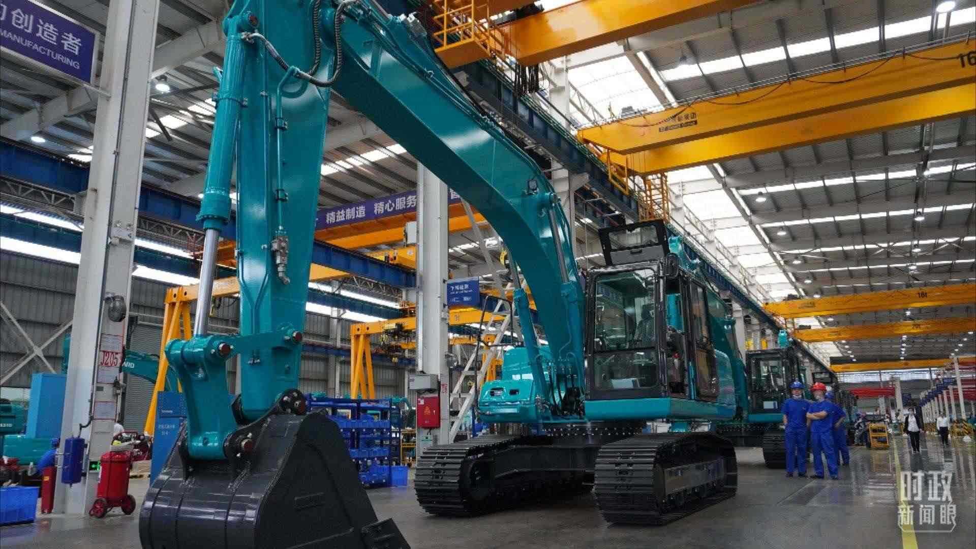 △這是山河智能大型挖掘機(jī)的組裝車間。2020年9月，習(xí)近平曾到此地考察。（總臺(tái)央視記者郭曉龍拍攝）